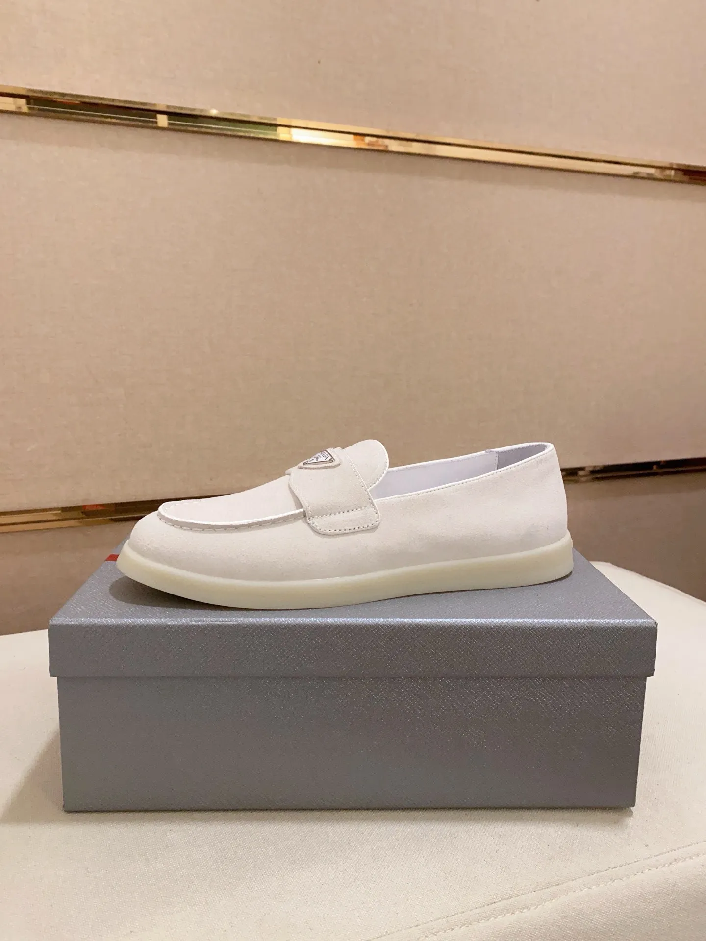 Men's shoes 💰 580💰 ✔️✔️✔️High-quality new PRADA counters are launched at the same time. The new men's shoes and 😘fabrics are selected from high-silk bald cowhide and are made by pure handicrafts. Lining: Full cowhide lining. 👍🏿 High-end ☄️ air-cushion molded anti-slip rubber outsole, exquisite lines, simple and elegant, comfortable and high-end for leisure travel. Code number: 38 to 44 (45 can be customized)